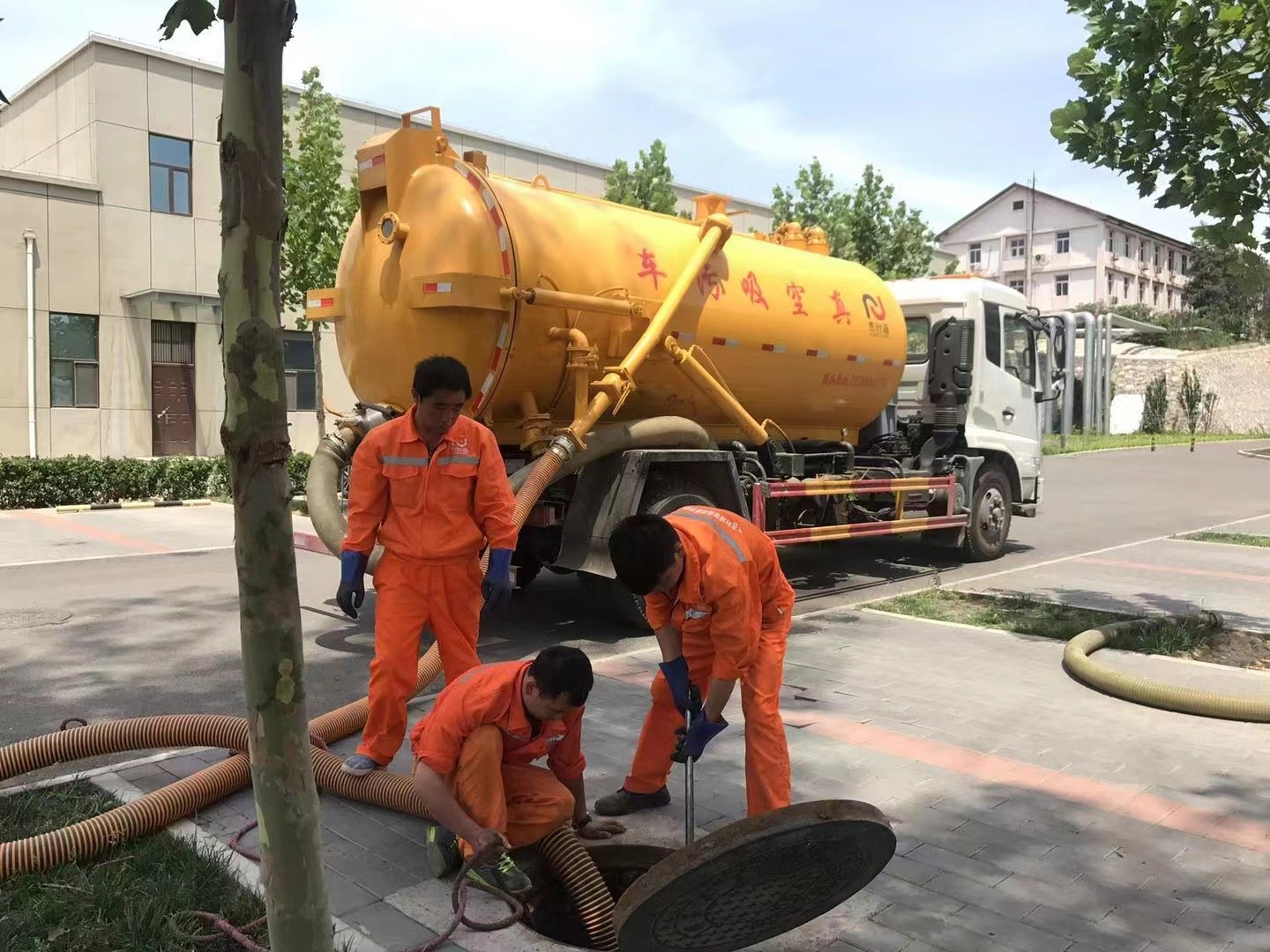 毛嘴镇化粪池清理与5-8吨吸粪车施工效率分析